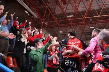 Miguel Malo celebra con la afición tras marcar el último gol del partido.