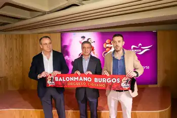 De izquierda a derecha, Miguel Méndez, presidente del Club Balonmano Burgos, Rafael Barbero, director general de Fundación Caja de Burgos y Nacho González, director general del club.