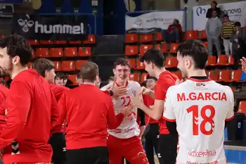 El juvenil Juan Ortega recibió el cariño de sus compañeros de Academia tras acabar el partido