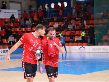 Los jugadores Fabrizio Casanova y Javi Rodríguez durante un encuentro