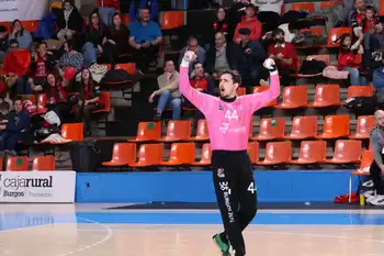 El portero Daniel Santamaría celebra una parada durante un partido en El Plantío. 