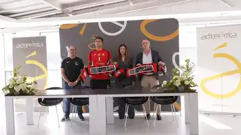 De izq. a dcha. Dani Gordo, entrenador del UBU San Pablo Burgos; Adel Ahmed; Diana Montes Larreategui, responsable de Archicerámica; Miguel Méndez, presidente del Club Balonmano Burgos )