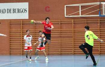 El jugador Alberto González en un ataque del UBU ParqueNorte