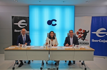 Javier González, Laura Sebastián y Miguel Méndez durante la firma