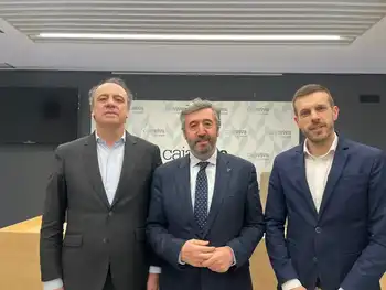 El presidente del Club Deportivo de Balonmano, Miguel Méndez Ordóñez (i), el presidente de Fundación Caja Rural, Tomás Fisac (c) y Nacho González