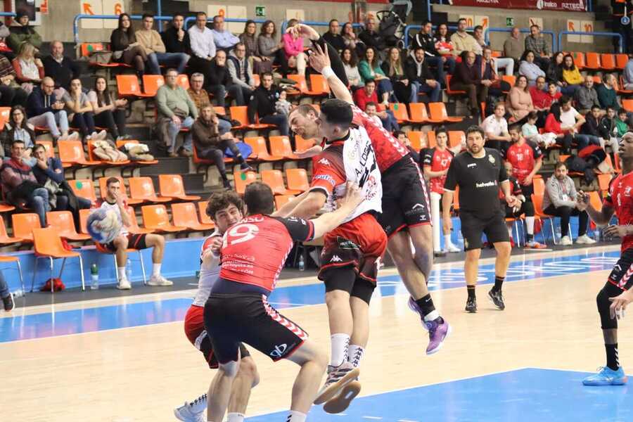 UBU San Pablo Burgos cae con orgullo ante Viveros Herol Balonmano Nava (30-32)