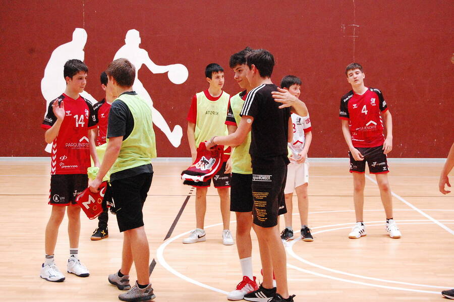 El Club Balonmano Burgos organiza una jornada social en colaboración con Cruz Roja