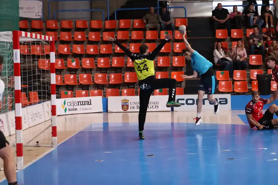 Los cidianos convierten la tensión en empuje para llevarse dos puntos ante el Alcobendas (33-27)