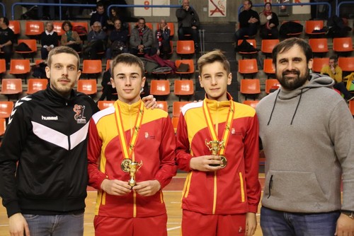 Pablo Gómez y Oscar Delgado ofrecen su medalla a la afición