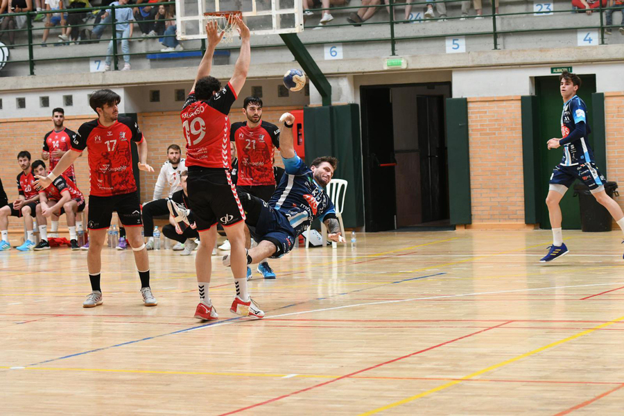 El UBU San Pablo Burgos pone contra las cuerdas a Trops Málaga pero acaba cayendo 32-27