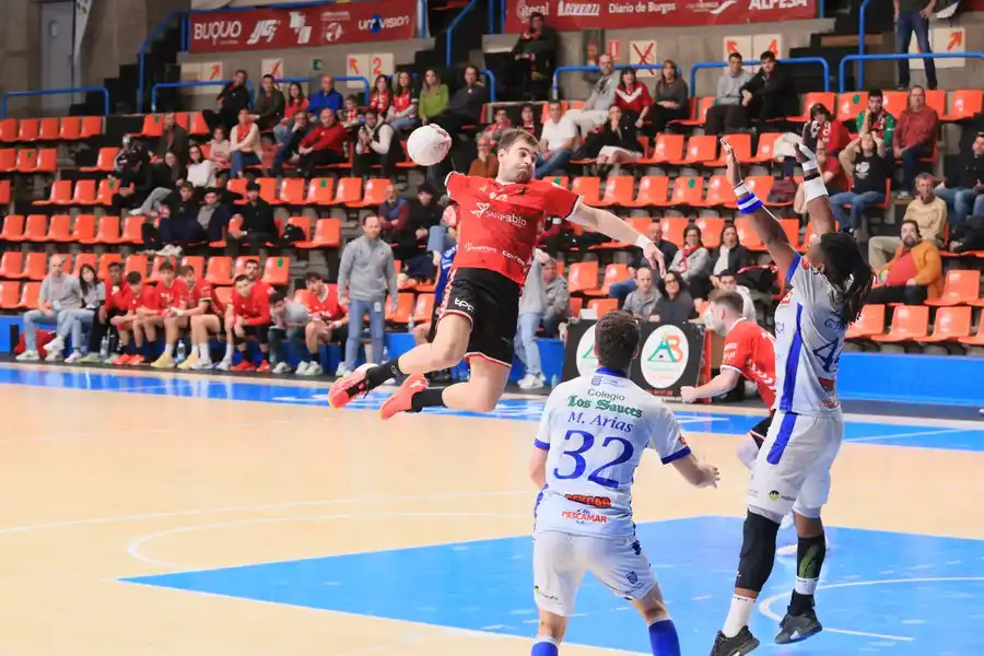 El UBU San Pablo doblega al Cisne (36-32)