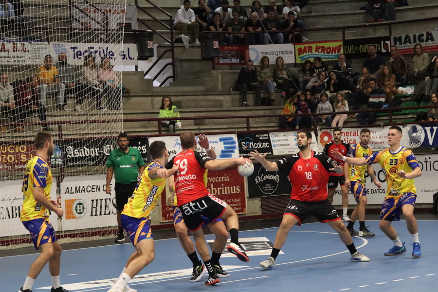 El UBU San Pablo pierde en el derbi contra el Tubos Aranda Villa de Aranda y deja los dos puntos en el Santiago Manguán (27-26)